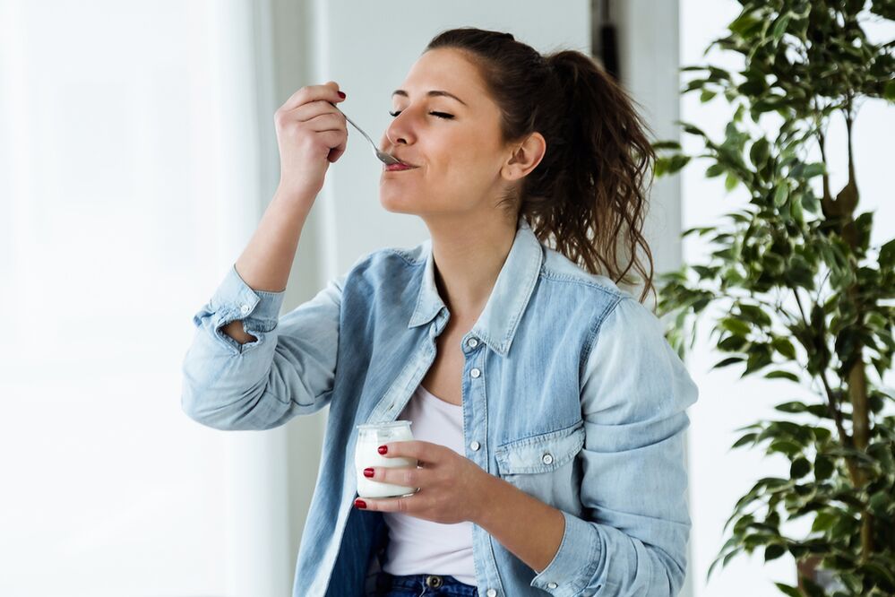 Pravidelná konzumace jogurtu zlepšuje činnost střev
