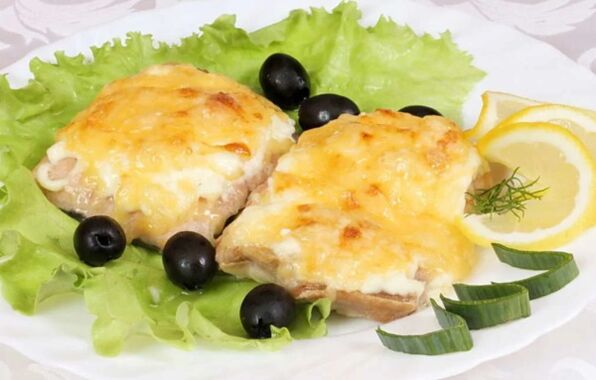 Pečená ryba se sýrem bude chutným a zdravým pokrmem středomořské diety. 