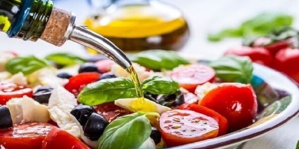 Při přípravě středomořských dietních pokrmů musíte použít olivový olej. 