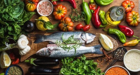 Ryby a zelenina jsou hlavními produkty středomořské stravy pro hubnutí. 
