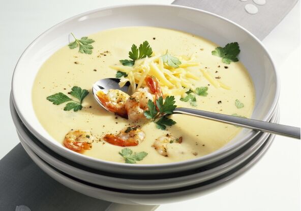 Středomořský dietní oběd může zahrnovat smetanový sýr a polévku z mořských plodů. 